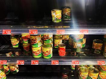 In manchen Supermärkten - wie hier in Berlin - haben die Regale mitunter große Lücken. Foto: dpa