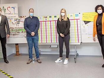 Bürgermeister Dirk Rosenbauer, Alexander Lichy vom Schülerhort, Katja Endres von der Offenen Ganztagsschule (OGS) und die neue Schulleiterin Cornelia Zauritz sind sich sicher: In Sachen Unterricht und Schülerbetreuung wird in Michelau an der Johann-Puppert-Schule Hervorragendes geleistet.  Foto: Klaus Gagel