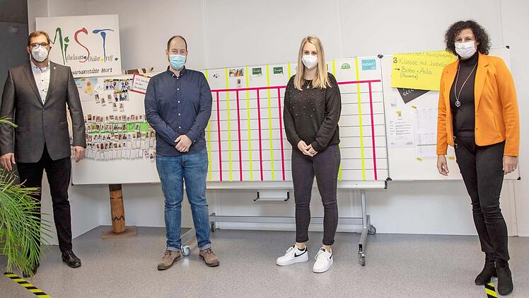Bürgermeister Dirk Rosenbauer, Alexander Lichy vom Schülerhort, Katja Endres von der Offenen Ganztagsschule (OGS) und die neue Schulleiterin Cornelia Zauritz sind sich sicher: In Sachen Unterricht und Schülerbetreuung wird in Michelau an der Johann-Puppert-Schule Hervorragendes geleistet.  Foto: Klaus Gagel