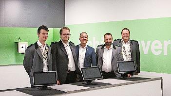 Die Leistungen im sanierten Sch&uuml;tzenhaus verdienen hohen Respekt : (v. l.) Jugendk&ouml;nig Fabian Gabel, Sportleiter Benedikt M&uuml;ller, B&uuml;rgermeister Johannes Krumm, Sch&uuml;tzenmeister Alexander Porkristl und Sch&uuml;tzenk&ouml;nig Roland M&uuml;ller.