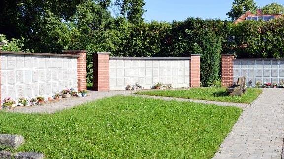 Zu den drei Urnenw&auml;nden am Lautertaler Friedhof soll eine vierte hinzukommen. Das hat der Gemeinderat jetzt beschlossen.