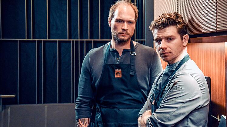 Ex-Junkie "Ratte" (Manuel Sefciuc, links) wurde von seinem Halbbruder Lars Eidmann (Simon Morzé), einem kommenden Küchenstar, bei sich zu Hause aufgenommen. Auch einen Job in der Küche hat er dem Rekonvaleszenten besorgt.