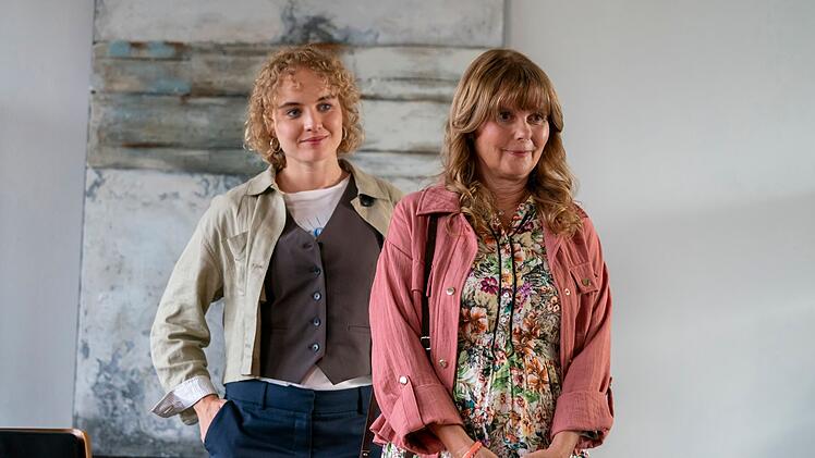 Anwalts Lieblinge: Roswitha Schreiner (rechts) verkörperte schon in der Mutterserie "Liebling Kreuzberg" Sarah Liebling, die Tochter des von Manfred Krug verkörperten Robert Liebling. In der Neuauflage schlüpft Schreiner erneut in ihre alte Rolle, Luise von Finckh in die ihrer Tochter Lisa.