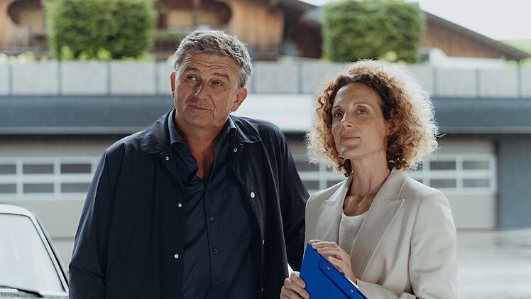 Dr. Martin Gruber (Hans Sigl) ist froh, dass Caro Pfl&uuml;ger (Barbara Lanz) seine Tochter Lili im Landhandel doch unterst&uuml;tzen will.