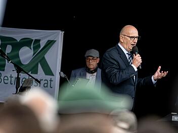 Ministerpr&auml;sident Woidke bei der &Ouml;lraffinerie PCK