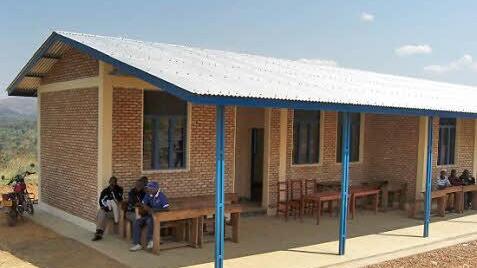 So sieht die neue Grundschule  von Gatete - hier ein Teil davon - aus, die mit Spenden des Ehepaares Ronay errichtet wurde.