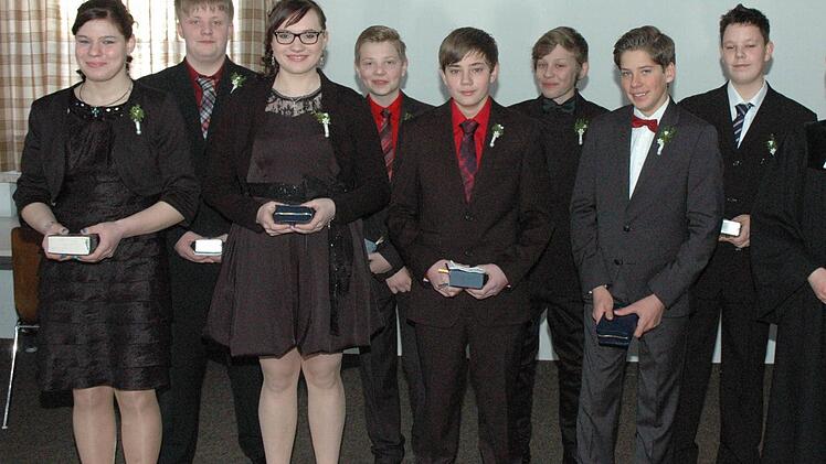 Maroldsweisach — Pfarrerin Martina Posekardt (rechts) konfirmierte am Sonntag in Maroldsweisach acht Kinder in der evangelischen Kirche. Die Konfirmanden waren Lars Geyer, Michelle Göhring, Leon Hennig, Martin Hümmer, Lukas Pötschke, Jan Rennert, Philipp Reuter und Katrin Welz. Musikalisch wirkten der Gesangverein "Concordia" und die Weisachtaler Blasmusik mit. Foto: Schmidt