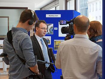 Nach der Preisverleihung musste Matthias Zürl auch Video-Interviews geben.  Foto: Michel