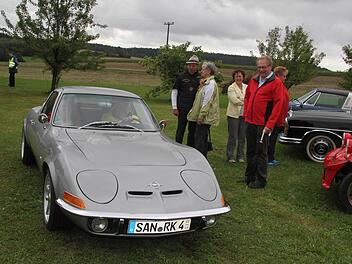 Geträumt von einem eigenen Opel GT hat Reinald Kolb aus Stadtsteinach schon immer, erst vor wenigen Monaten hat er sich seinen Jungentraum erfüllt. Der stolze Opel GT war schon restauriert und macht einfach Spaß. Foto: Sonja Adam