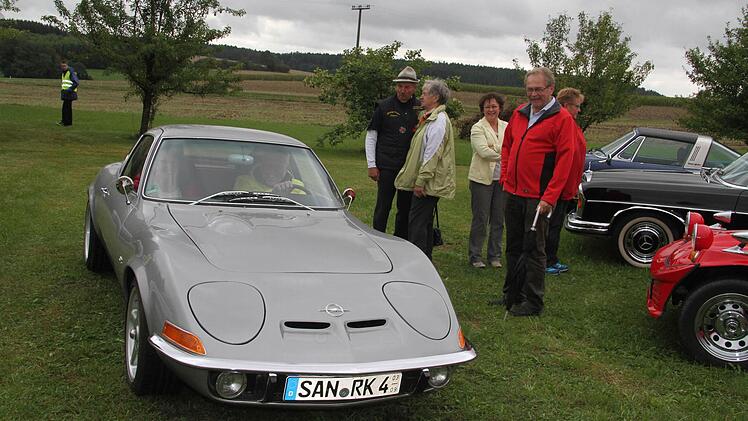 Geträumt von einem eigenen Opel GT hat Reinald Kolb aus Stadtsteinach schon immer, erst vor wenigen Monaten hat er sich seinen Jungentraum erfüllt. Der stolze Opel GT war schon restauriert und macht einfach Spaß. Foto: Sonja Adam