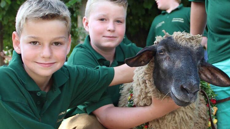 Die Kinder führten Platzhammel Bolti durchs Dorf. Foto: Katharina Müller-Sanke