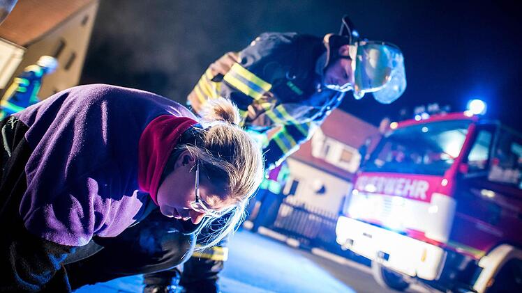 Beim Innenangriff setzte die Feuerwehr Schweren Atemschutz ein. Foto: Alexander Muck