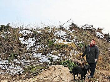 Andrea Krell zeigt mit ihrem Hund "Kira" die Stelle, wo sie eine Woche zuvor einen Schwelbrand, verursacht durch nicht erkaltete Asche, gelöscht hat.  Foto: Helmut Will