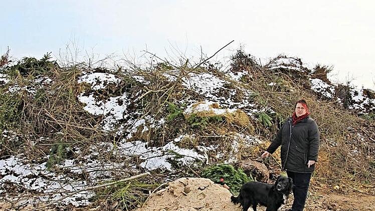Andrea Krell zeigt mit ihrem Hund "Kira" die Stelle, wo sie eine Woche zuvor einen Schwelbrand, verursacht durch nicht erkaltete Asche, gelöscht hat.  Foto: Helmut Will