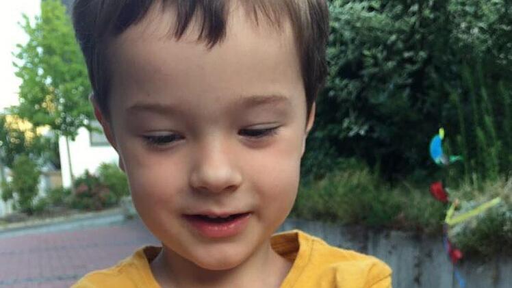 Leopold bestaunt zwei Hirschkäfer in seinen Händen.