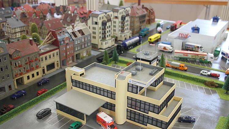 Zeitreise in die Zukunft: Bei der Feuerwehr in Kulmbach ist das Klinikum bereits zum Universitäts-Klinikum geworden - und die Feuerwehr hat einen eigenen Einsatzwagen.Sonny Adam