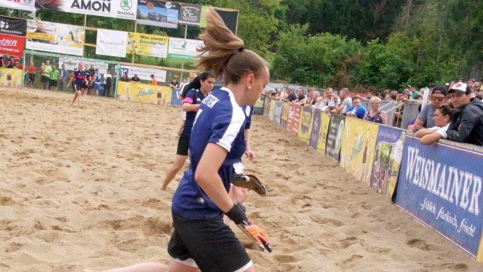 Die "Liletten", Vorjahressieger des Islinger Beachsoccer-Cups (hier in blauweiß) zogen gegen die "Fränkischen Pflaumen" aus Schwabthal abermals ins Finale ein.Mario Deller
