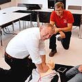Auf die Bereitschaft zu helfen komme es an, meint Landrat Thomas Bold, der beim Erste-Hilfe-Kurs im Landratsamt die richtige Druck-Frequenz an einer Puppe probt. "Es ist wichtig, dass jeder Einzelne weiß, dass er mit ganz einfachen Maßnahmen Leben retten kann." Notarzt Steffen Trautmann gibt Tipps.  Foto: Stefanie Noe