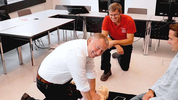 Auf die Bereitschaft zu helfen komme es an, meint Landrat Thomas Bold, der beim Erste-Hilfe-Kurs im Landratsamt die richtige Druck-Frequenz an einer Puppe probt. "Es ist wichtig, dass jeder Einzelne weiß, dass er mit ganz einfachen Maßnahmen Leben retten kann." Notarzt Steffen Trautmann gibt Tipps.  Foto: Stefanie Noe