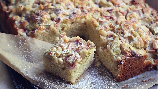 Es ist Rhabarber-Zeit und mit unserem tollen Rezept-Tipp gelingt Ihnen ein wunderbarer Rhabarber-Kuchen. Symbolfoto: Julia Topp/Unsplash.com.