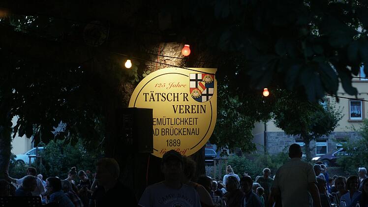 Das Tätsch'r-Logo prangte an einer Kastanie über dem Fest. Foto: Steffen Standke