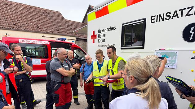 Gro&szlig;angelegte Vermisstensuche im Kreis Bayreuth - Einsatzkr&auml;fte finden Leiche in Wald