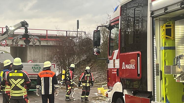 Auto rast gegen Brücke: Person stirbt bei schwerem Verkehrsunfall