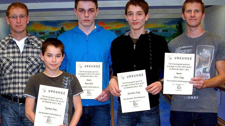 Recht erfolgreich waren die von Burkhard Höhn (links) trainierten Geräteturner des TV Sand. Unser Bild zeigt (weiter von links) Tjorben Jung, Rene Och, Jonathan Jung und Janis Jung. Es fehlt Marie Mantel.