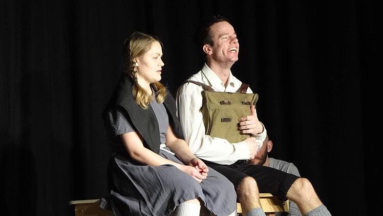 Hansi und Anni müssen sich ausruhen. Das Marschieren in der Hitler-Jugend macht ihnen zu schaffen. Foto: Johanna Eckert