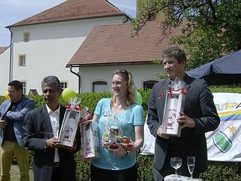 Pfarrer Andreas Hornung, Gemeindereferentin Anna Karina Weiß und Kaplan Jimmy Sebastian freuen sich über ihre Geschenke.  Fotos: Petra Malbrich