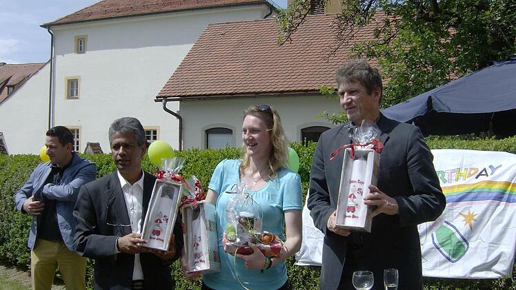 Pfarrer Andreas Hornung, Gemeindereferentin Anna Karina Weiß und Kaplan Jimmy Sebastian freuen sich über ihre Geschenke.  Fotos: Petra Malbrich