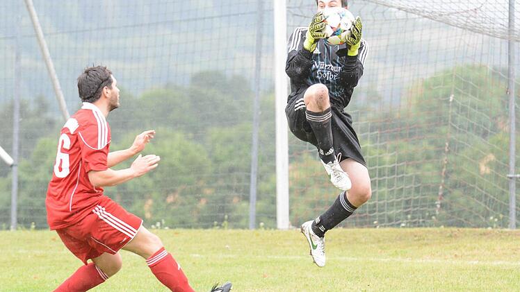 Torwart im Anflug - Sebastian Schölzke vom SV Aura. Obererthals Bendikt Brust bremst ab. Foto: ssp