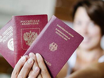Drei Pässe - der linke aus Sowjet-Zeiten, ein aktueller russischer und der rechte ein deutscher - sind Symbol für ein Leben zwischen den Kulturen. Doch Galina Maier schätzt die unterschiedlichen Einflüsse und dass sie zwei Muttersprachen hat. Sie ist vor allem Mensch.  Foto: Hendrik Steffens