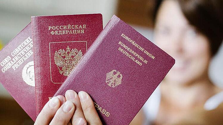 Drei Pässe - der linke aus Sowjet-Zeiten, ein aktueller russischer und der rechte ein deutscher - sind Symbol für ein Leben zwischen den Kulturen. Doch Galina Maier schätzt die unterschiedlichen Einflüsse und dass sie zwei Muttersprachen hat. Sie ist vor allem Mensch.  Foto: Hendrik Steffens