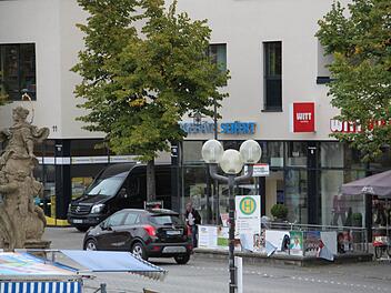 Ein Tiefgaragen Aufzug vor den Geschäften an der Südseite des Paradeplatzes wäre vor allem für die Kunden mit Einkaufswagen nützlich.