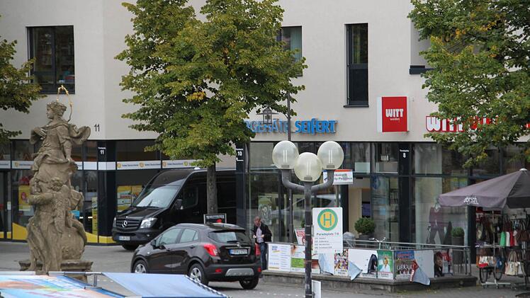 Ein Tiefgaragen Aufzug vor den Geschäften an der Südseite des Paradeplatzes wäre vor allem für die Kunden mit Einkaufswagen nützlich.