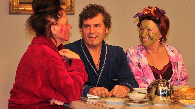 Albert (Stefan Lang) kann sich den Annäherungsversuchen von Miriam (Andrea Scheller, links) und Lioba (Margot Kalmbach, rechts) nicht entziehen.