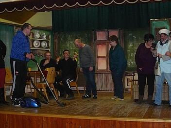 Fleißig wird auf der Bühne des Reichenbacher Burschenheimes geprobt, damit jeder Gag bei der Premiere am vierten Advent sitzt.  Foto: Klaus-Peter Wulf