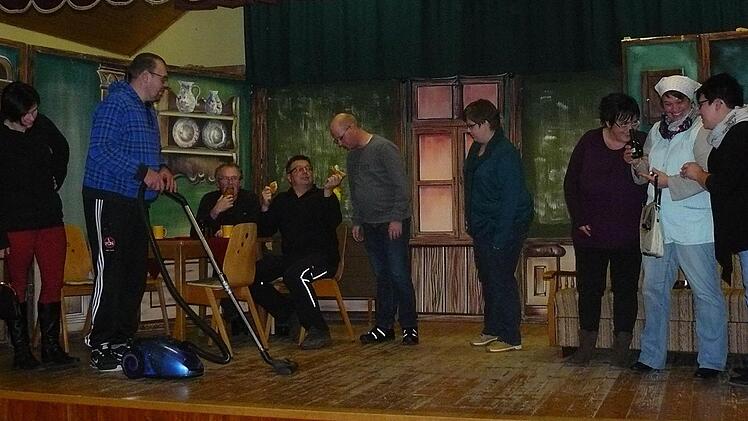 Fleißig wird auf der Bühne des Reichenbacher Burschenheimes geprobt, damit jeder Gag bei der Premiere am vierten Advent sitzt.  Foto: Klaus-Peter Wulf