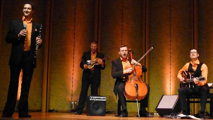 Ein singender Cellist (Eugen Bazijan), ein Klarinettist am Mikro (Alexander von Hagke), ein sinnender Gitarrist (Alex Jung) und ein im Hintergrund träumender Geiger (Sergey Didorenko) leiten das Publikum zum Mitsingen an bei Johann Pachelbels berühmtem Kanon. Foto: Ahnert