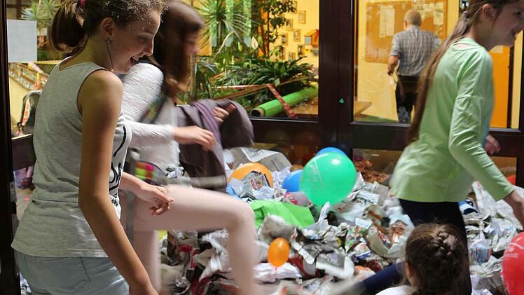 Ausnahmezustand: Beim Abi-Scherz ist erlaubt, was sonst in der Schule verboten ist. Fotos: Isabel Dill