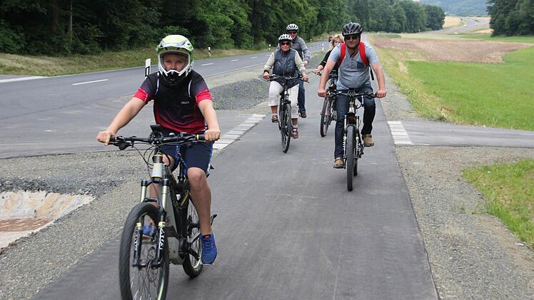 Die Damilie Dauelsberg freut sich über den neuen Radweg.