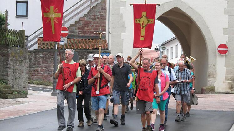 Morgenstimmung: Aufbruch der Wallfahrer in Euerdorf kurz nach sechs Uhr. Foto: Doris Bauer