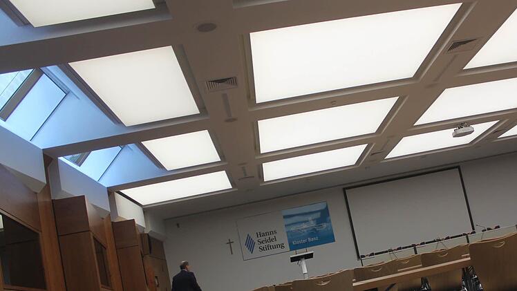 LED-Paneele hellen den unterirdischen Seminarraum 1 künftig auf. Das Licht ist in Helligkeit und Farbe veränderbar. Foto: Matthias Einwag