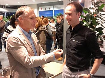 Gesprächsstoff gab es genug beim Impulsvortrag in der vollbesetzten Georgi-Kurhalle. Selbst die Veranstaltungspause nutzten der Schulvereinsvorsitzende des Franz-Miltenberger-Gymnasiums, Stefan Richter (links), und Motivationstrainer Steffen Kirchner für einen intensiven Erfahrungsaustausch. Rolf Pralle