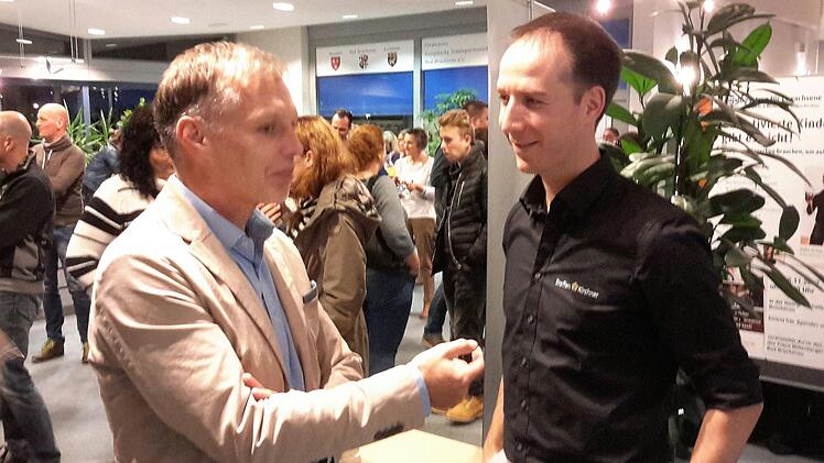 Gesprächsstoff gab es genug beim Impulsvortrag in der vollbesetzten Georgi-Kurhalle. Selbst die Veranstaltungspause nutzten der Schulvereinsvorsitzende des Franz-Miltenberger-Gymnasiums, Stefan Richter (links), und Motivationstrainer Steffen Kirchner für einen intensiven Erfahrungsaustausch. Rolf Pralle