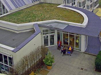 Westlich  des Jörg-Creutzer-Altenheims soll das neue Tagespflege-Haus gebaut werden. Foto: Diakonisches Werk Bamberg-Forchheim