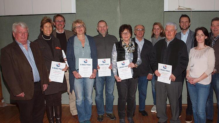 Ehrung für langjährige Mitgliedschaft bei der Turnerschaft Lichtenfels, von links: Vorsitzender Rudi Breuning, Annelore und Hans-Peter Dentsch, Elke Eisele, Dieter Vogler, Katharina Wagner, Robert Thierauf, 2. Vorsitzende Sabine Rießner, Winfried Weinbeer, Bürgermeister Andreas Hügerich, 3. Vorsitzende Steffi Göhring und Oberturnwart Peter Jakoubek