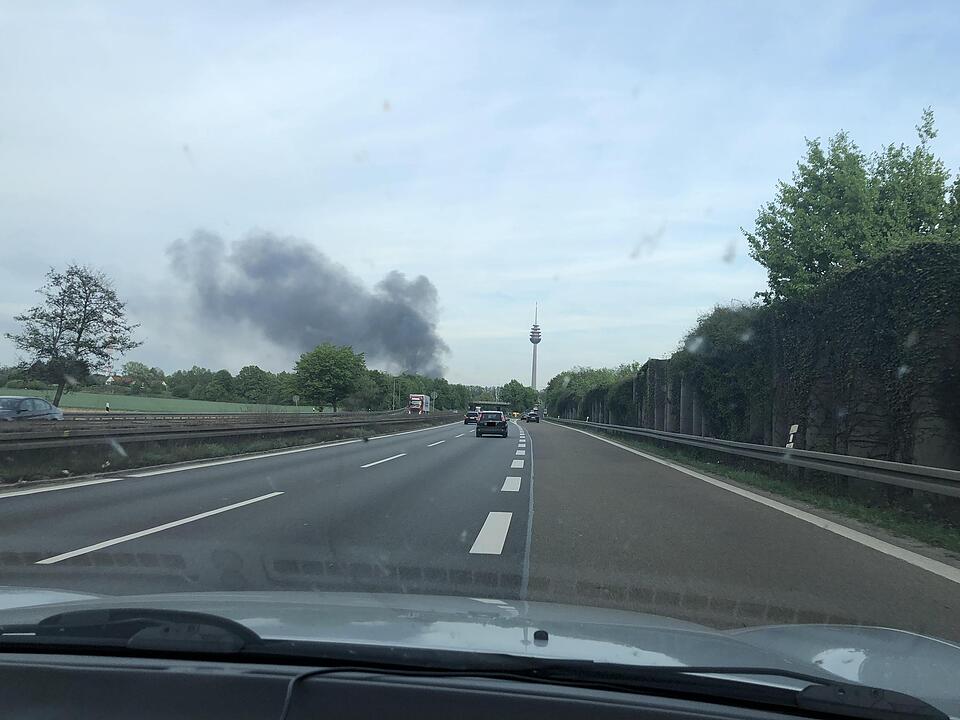 Großbrand in Nürnberg: Rauchwolken ziehen über die Stadt