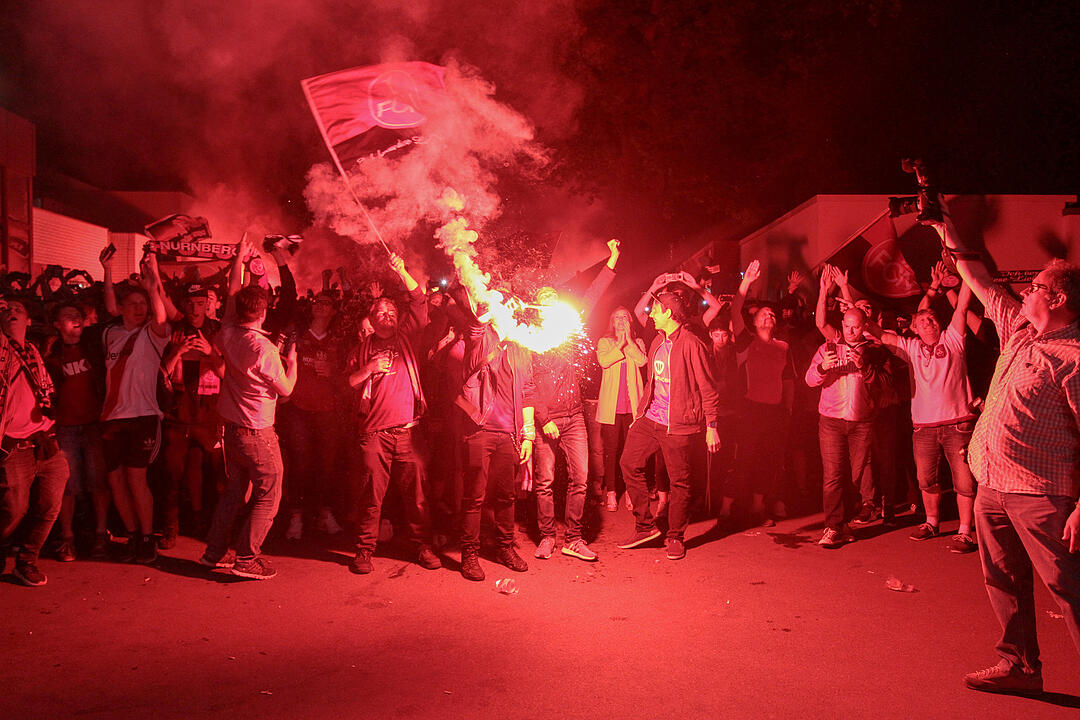 1. FCN steigt auf: Fans feiern in Nürnberg